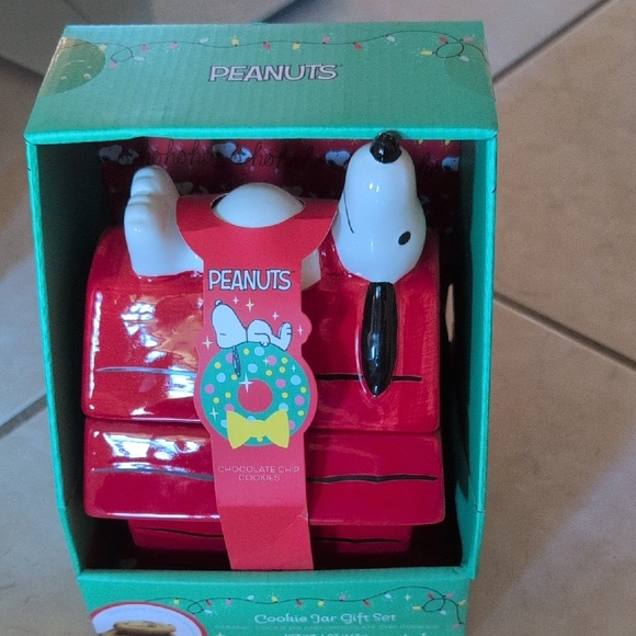 Peanuts Red Snoopy Doghouse Storage Container - Picture 7 of 7